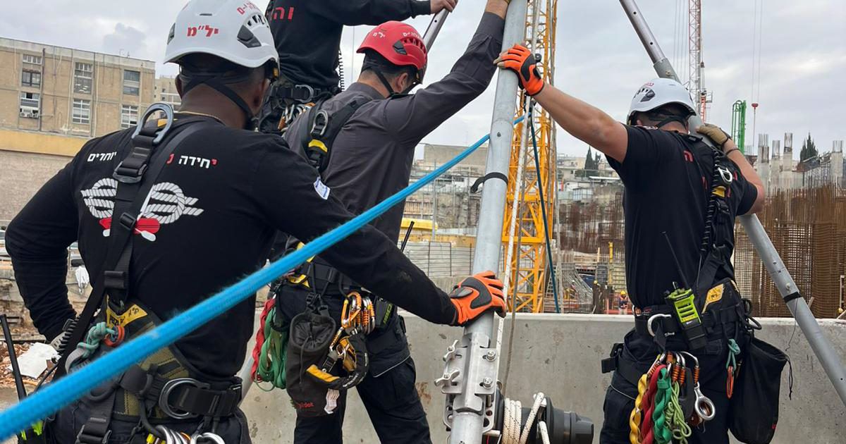 חילוץ דרמטי בירושלים: פועל נפל לבור בעומק של כ-30 מטרים