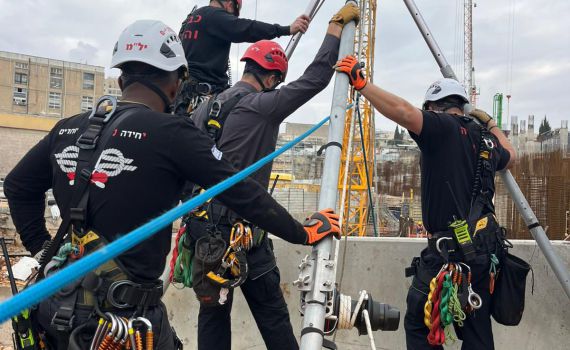 חילוץ דרמטי בירושלים: פועל נפל לבור בעומק של כ-30 מטרים