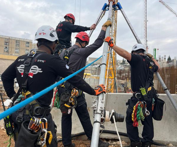 חילוץ דרמטי בירושלים: פועל נפל לבור בעומק של כ-30 מטרים
