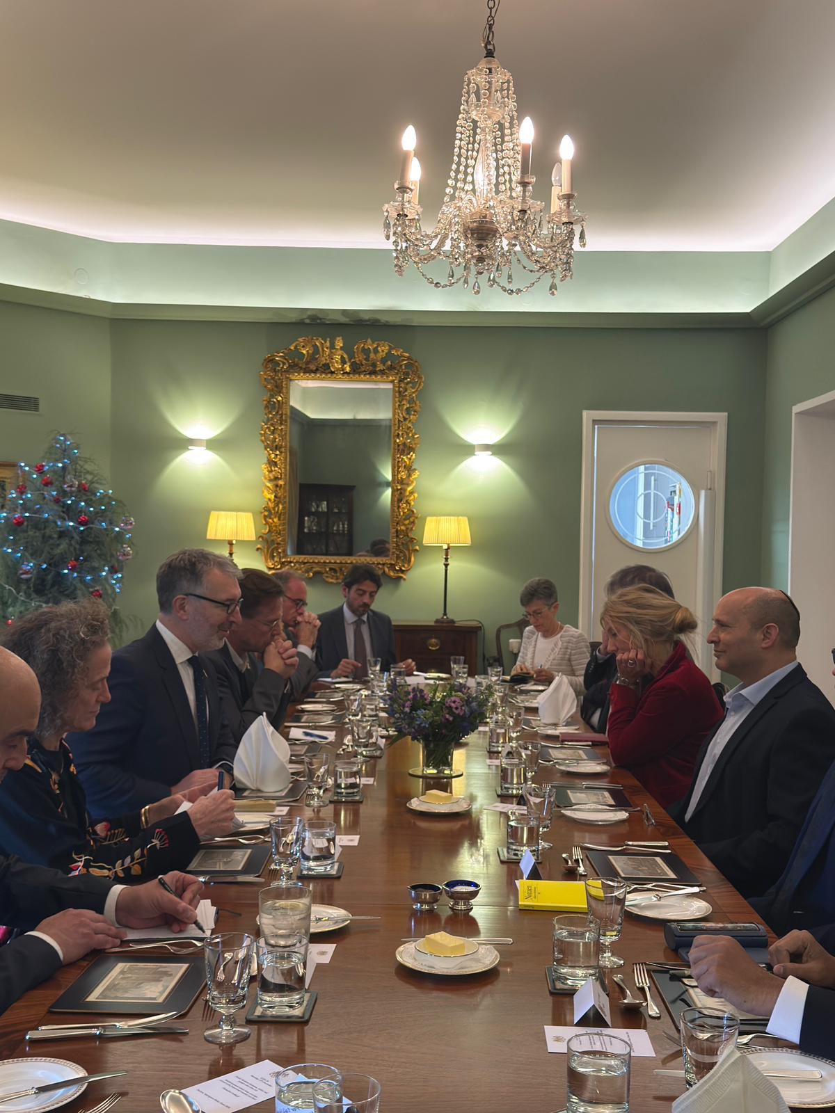 נפתלי בנט מזהיר: "יהודי העולם בסכנה מיידית"