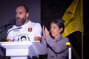 אימו של הירש גולדברג-פולין חושפת: כך אני מדליקה נרות חנוכה