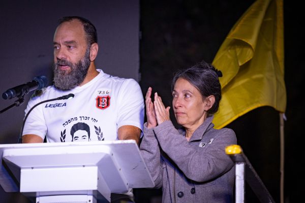 אימו של הירש גולדברג-פולין חושפת: כך אני מדליקה נרות חנוכה