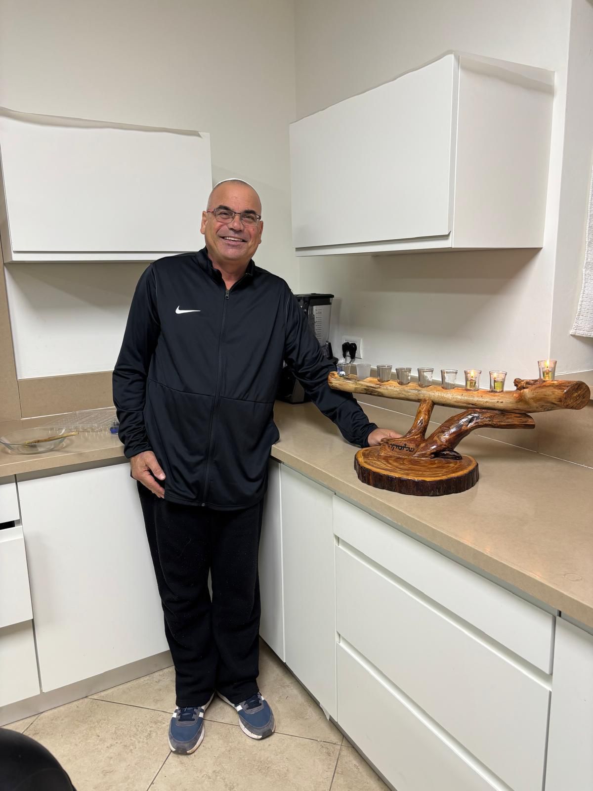 מחושך לאור: רבש"צ שתולה הדליק חנוכייה בבית שנפגע מטיל נ"ט