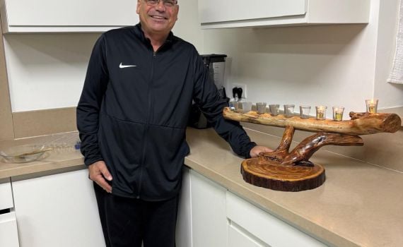 מחושך לאור: רבש"צ שתולה הדליק חנוכייה בבית שנפגע מטיל נ"ט