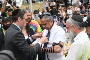 תיעוד: שגריר ישראל באוסטרליה הניח תפילין בזירת הפיגוע בסידני