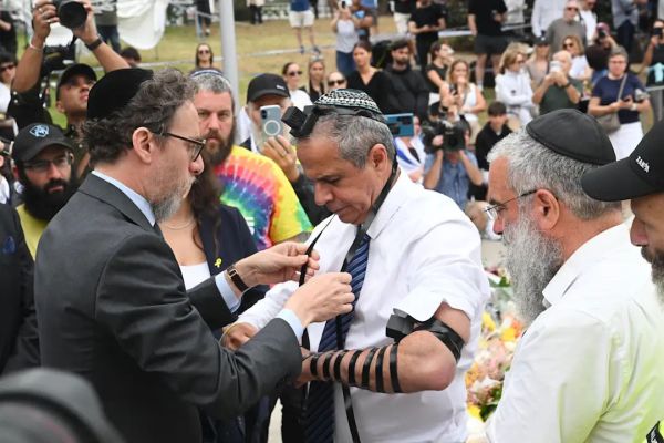 תיעוד: שגריר ישראל באוסטרליה הניח תפילין בזירת הפיגוע בסידני