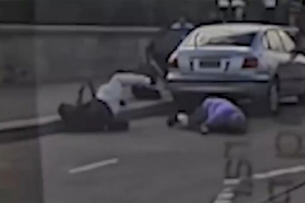 תיעוד חדש מאוסטרליה: גבר חטף את הנשק של אחד המחבלים – ונהרג