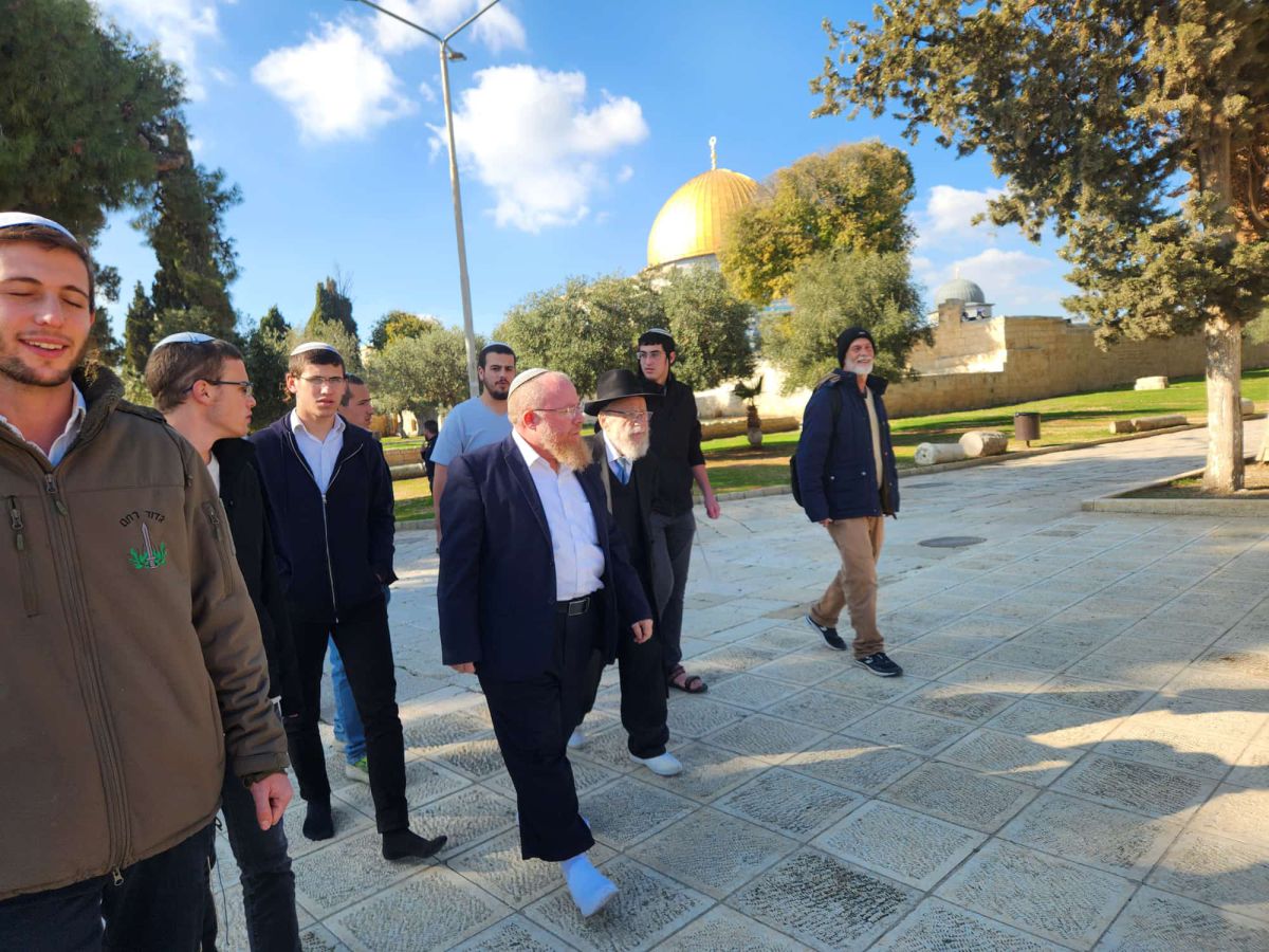 שירת הלל ותפילה במקום המקדש: הרב דב ליאור עלה להר הבית