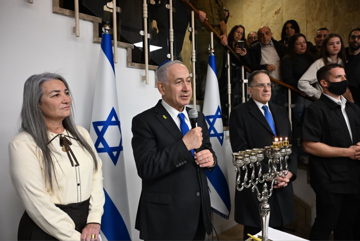 נתניהו בהדלקת נרות חנוכה לעובדי משרדו: "יש עוד ניסים לעשות"