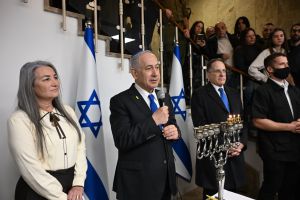 נתניהו בהדלקת נרות חנוכה לעובדי משרדו: "יש עוד ניסים לעשות"