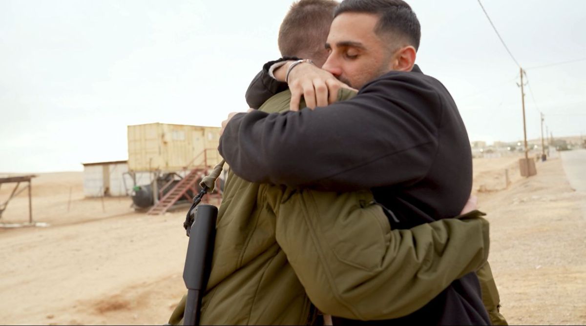 שורד השבי חילק סופגניות ללוחמים: "עזרתם לי להחזיק מעמד"