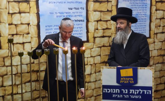 לוין הדליק נרות בשער הר הבית: "חייבים לשנות את שעות הפתיחה"