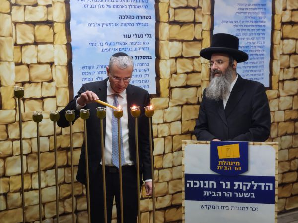 לוין הדליק נרות בשער הר הבית: "חייבים לשנות את שעות הפתיחה"