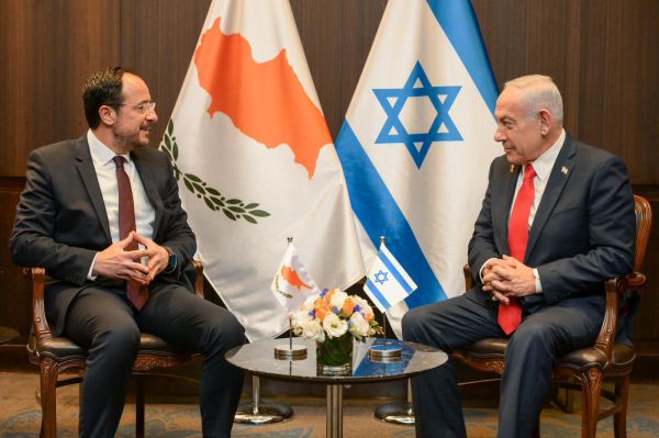 לקראת הפסגה המשולשת: נתניהו נפגש עם נשיא קפריסין