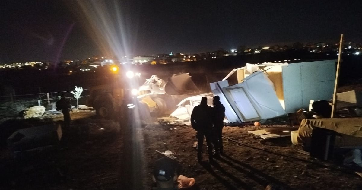 במהלך הלילה: משפחה פונתה מגבעה בהר חברון | צפו בהרס