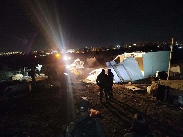 במהלך הלילה: משפחה פונתה מגבעה בהר חברון | צפו בהרס