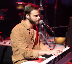 אלון אהל משיק מופע מוזיקלי עם האמנים הגדולים: "נרגש מאוד"