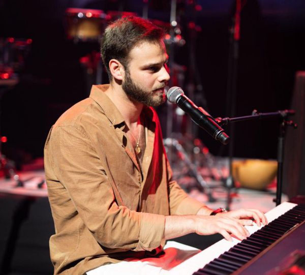 אלון אהל משיק מופע מוזיקלי עם האמנים הגדולים: "נרגש מאוד"