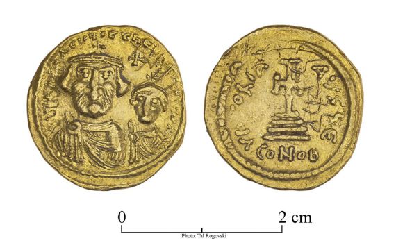 אוצר ביזנטי בלב המדבר: מטבעות וטבעת זהב נחשפו בחורבת הורקניה