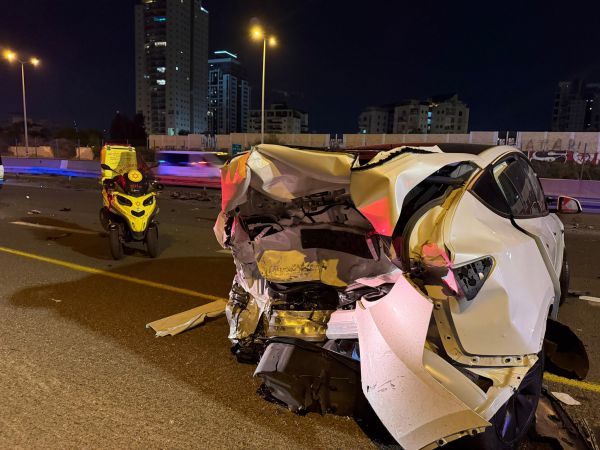 7 פצועים בתאונה בכביש 4 – אחד מהם במצב קשה: "רכבים מרוסקים"