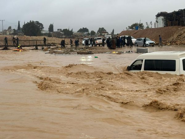 הצפות קשות בעקבות מזג האוויר: תיעוד דרמטי מחילוץ משפחה בדרום