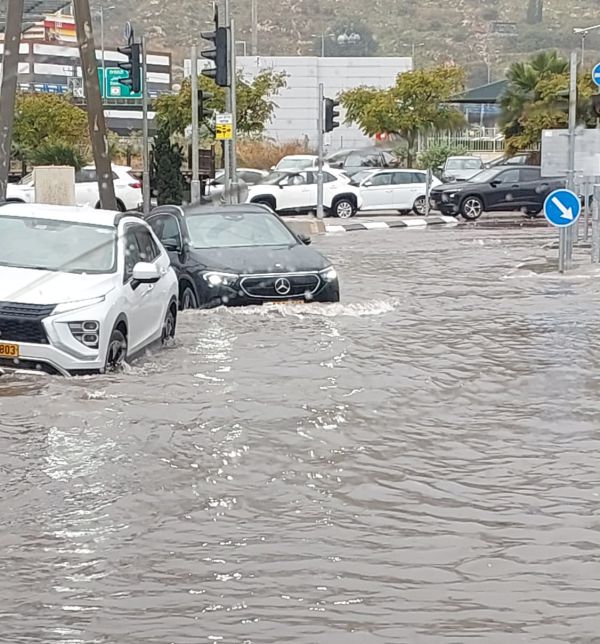 מזג האוויר הסוער: תיעוד דרמטי מההצפות בכבישי חיפה