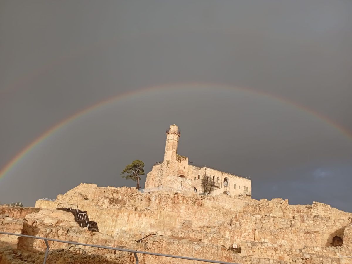 מרהיב: קשת מלאה באופק ירושלים; זרימות יפות בנחלים