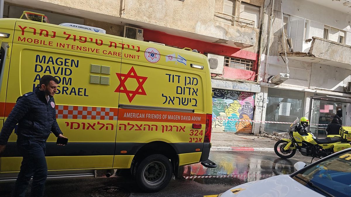 מרפסת קרסה בתל אביב: בן 70 נפצע קשה באירוע