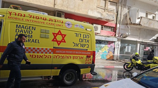מרפסת קרסה בתל אביב: בן 70 נפצע קשה באירוע