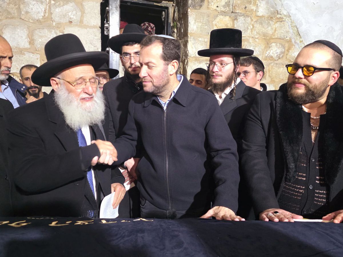 כבר לא בחסות החשיכה: אלפים התפללו בקבר יוסף עד הבוקר