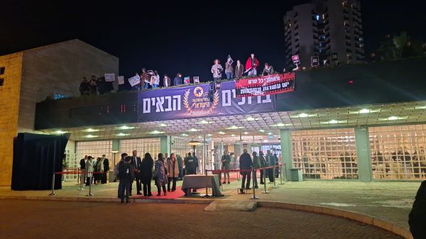 צעקות ושריקות מחוץ לטקס פרסי הקולנוע: "מיקי בוא לפה"