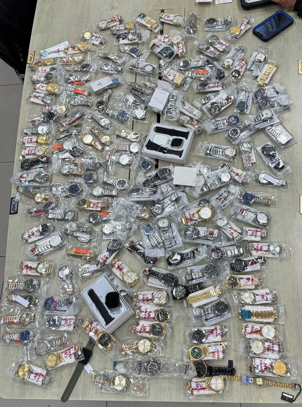 בכביש 60: נעצרו גנבים שהסתירו ברכב כ-170 שעוני יוקרה