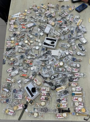 בכביש 60: נעצרו גנבים שהסתירו ברכב כ-170 שעוני יוקרה