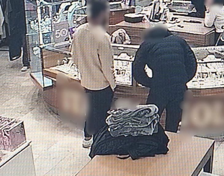 תיעוד: מבקש לראות תכשיט בקניון בכרמיאל - לוקח ונמלט מהמקום