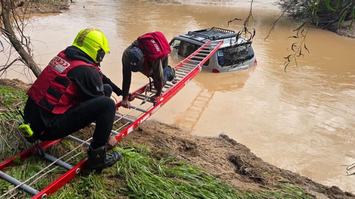 נזקי מזג האוויר: שלושה חולצו מבוץ בנחל שורק; נהג חולץ ברעים