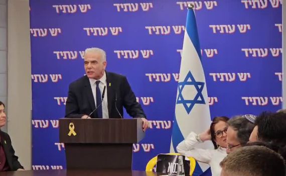 לפיד לעג לכתבים: "לא מעניין אתכם שעוד רגע יסגרו אתכם?". צפו