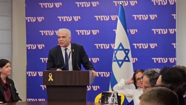 לפיד לעג לכתבים: "לא מעניין אתכם שעוד רגע יסגרו אתכם?". צפו