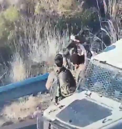 תיעוד דרמטי: שולף סכין מטווח אפס ומתנפל על החייל