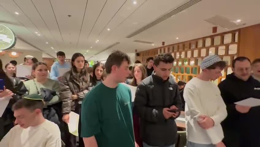 שעות אחרי הפיגוע: הדלקת נרות מרגשת של צעירים מאוסטרליה. צפו