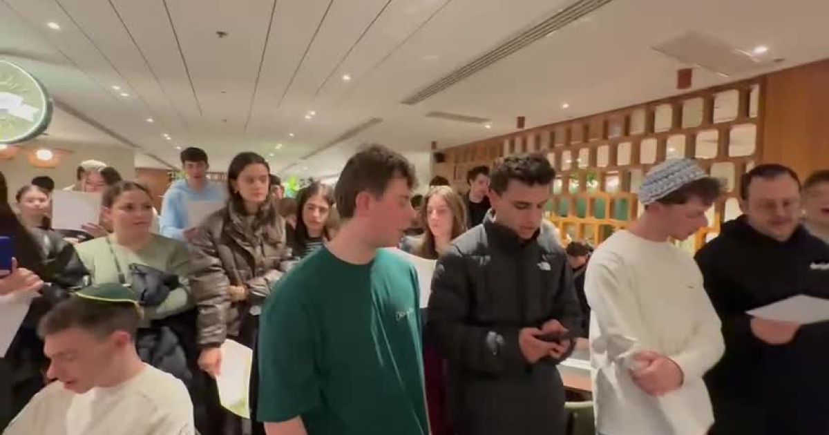 שעות אחרי הפיגוע: הדלקת נרות מרגשת של צעירים מאוסטרליה. צפו