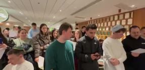 שעות אחרי הפיגוע: הדלקת נרות מרגשת של צעירים מאוסטרליה. צפו