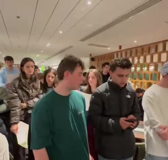 שעות אחרי הפיגוע: הדלקת נרות מרגשת של צעירים מאוסטרליה. צפו