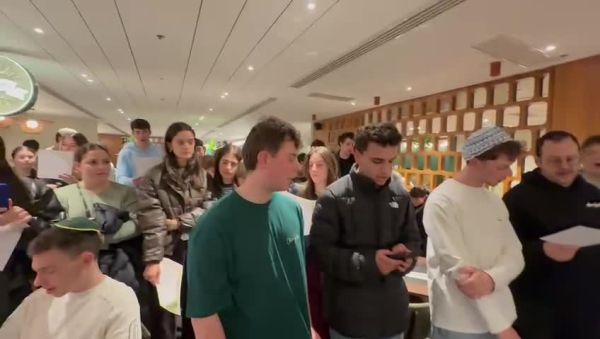 שעות אחרי הפיגוע: הדלקת נרות מרגשת של צעירים מאוסטרליה. צפו