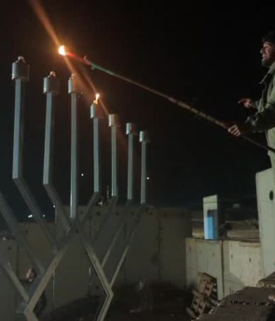 תמונת היום: לוחמים מדליקים את החנוכייה הכי מזרחית בישראל
