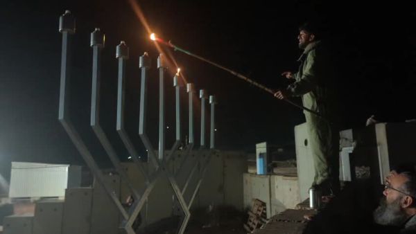 תמונת היום: לוחמים מדליקים את החנוכייה הכי מזרחית בישראל