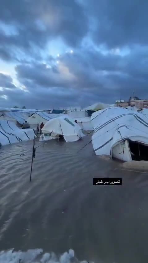 רוח עזה: הגשם והגלים מציפים לפלסטינים את האוהלים