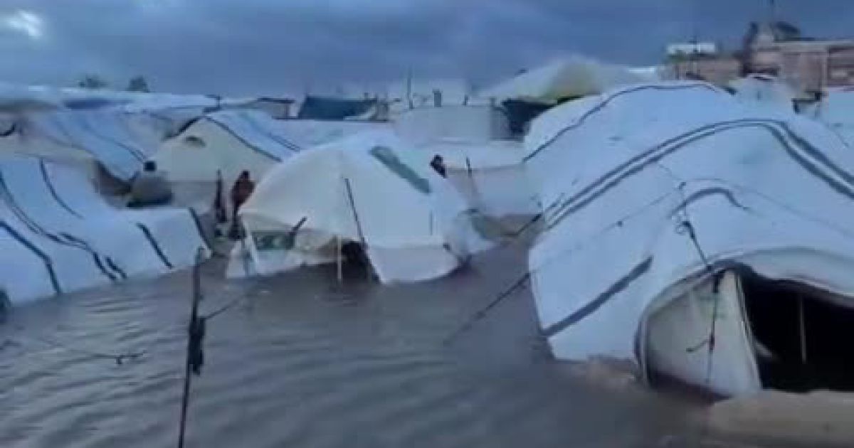 רוח עזה: הגשם והגלים מציפים לפלסטינים את האוהלים