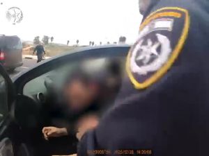 ניסו להתחזות: פלסטינים נתפסו עם כיפה בתום מרדף בכבישי בנימין