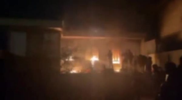 "מוות לחמינאי": המפגינים באיראן הציתו מתקן של הבאסיג'