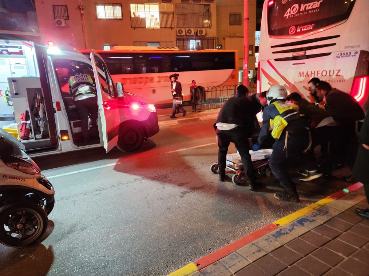 הולך רגל נפגע מאוטובוס בבני ברק, מצבו קשה